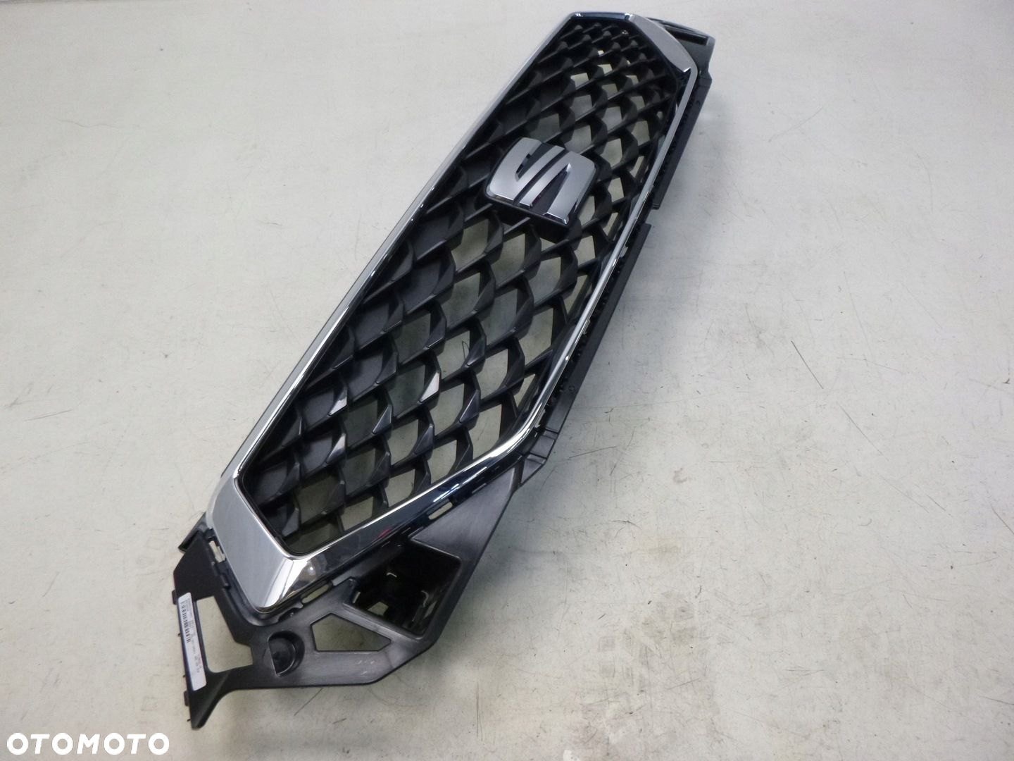 SEAT ATECA LIFT 20- GRILL ATRAPA CHŁODNICY ZNACZEK CHROM ORYGINAŁ - 3