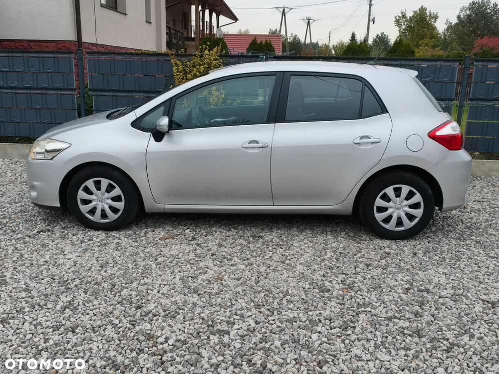 Toyota Auris 2010 photo 2