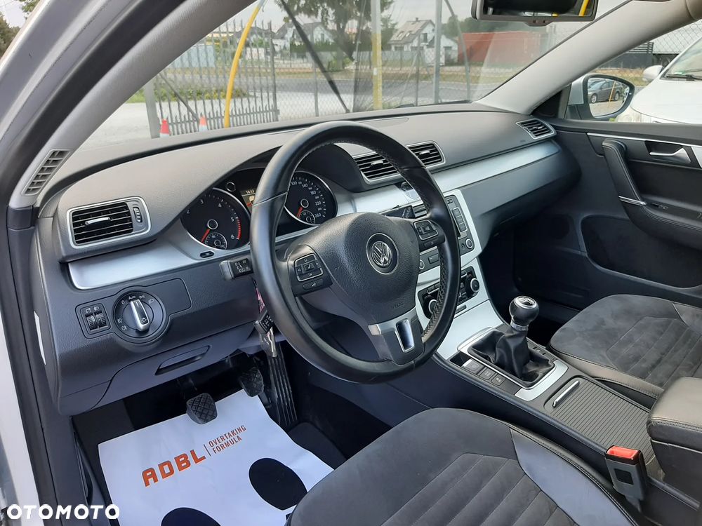 Volkswagen Passat 1.6 TDI DPF BlueMot Highline - 16