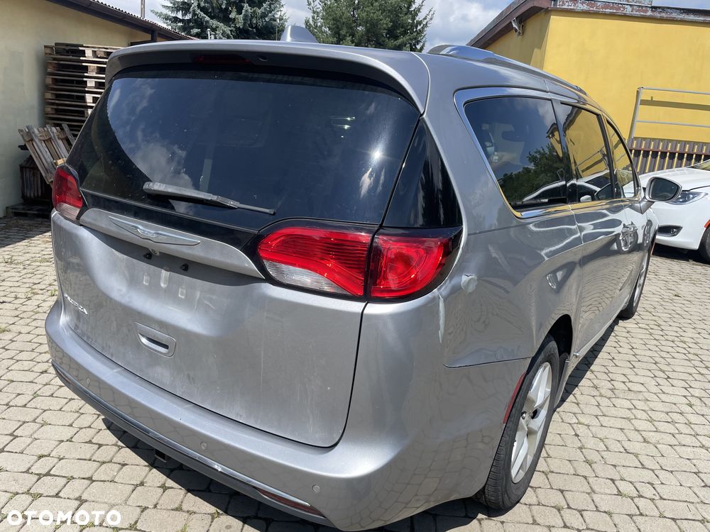 Chrysler Pacifica - 10