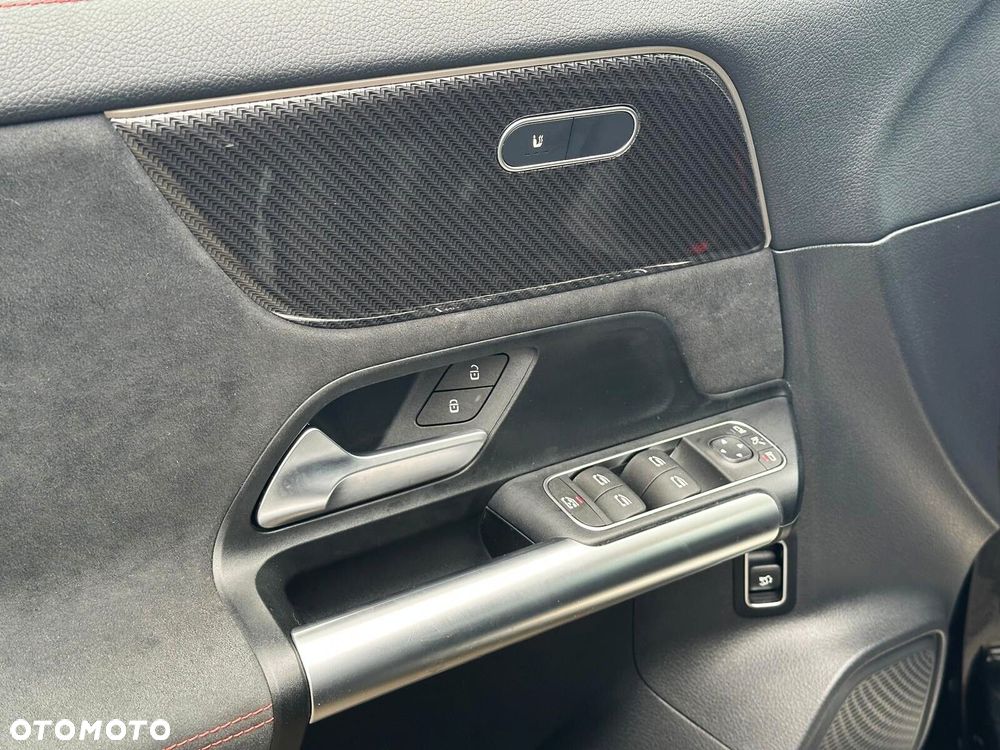 Mercedes-Benz GLA - 12