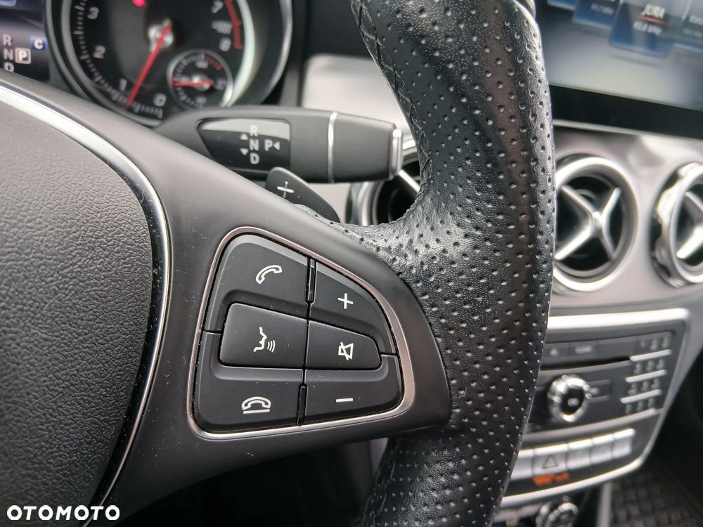 Mercedes-Benz GLA 200 7G-DCT - 19