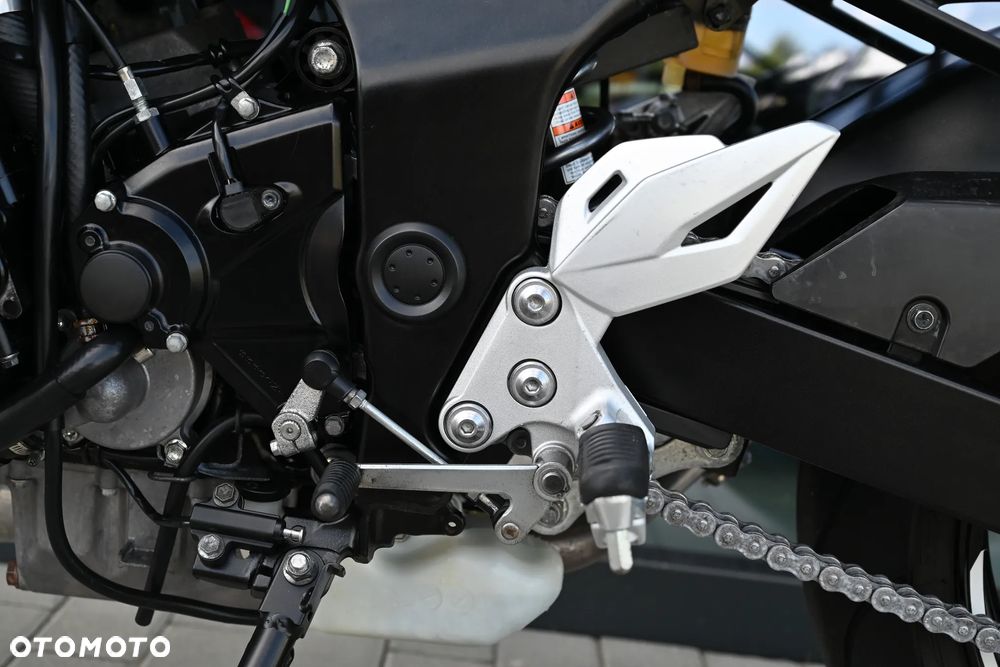 Suzuki GSR - 19