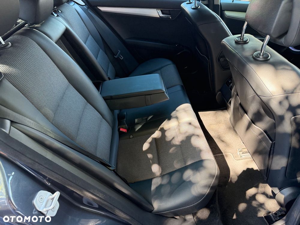 Mercedes-Benz Klasa C 250 CGI Automatik BlueEFFICIENCY Avantgarde - 31