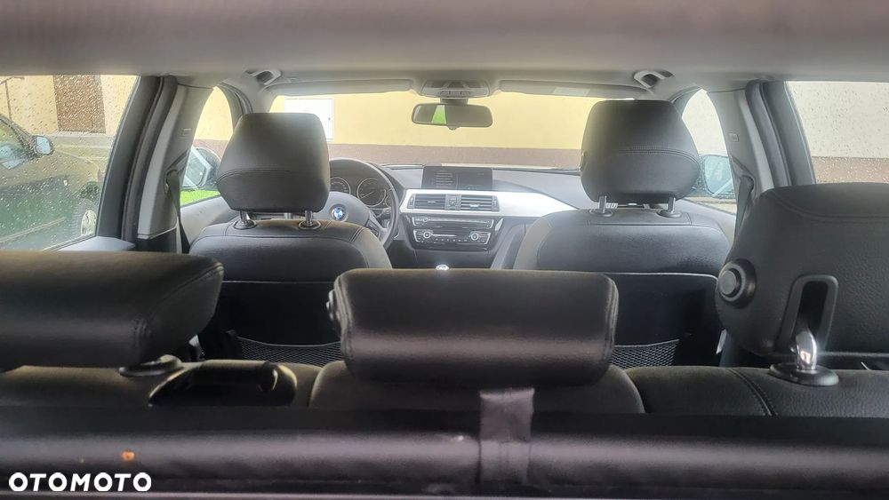 BMW Seria 3 320i Touring xDrive - 16