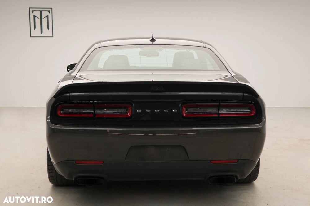 Dodge Challenger - 7