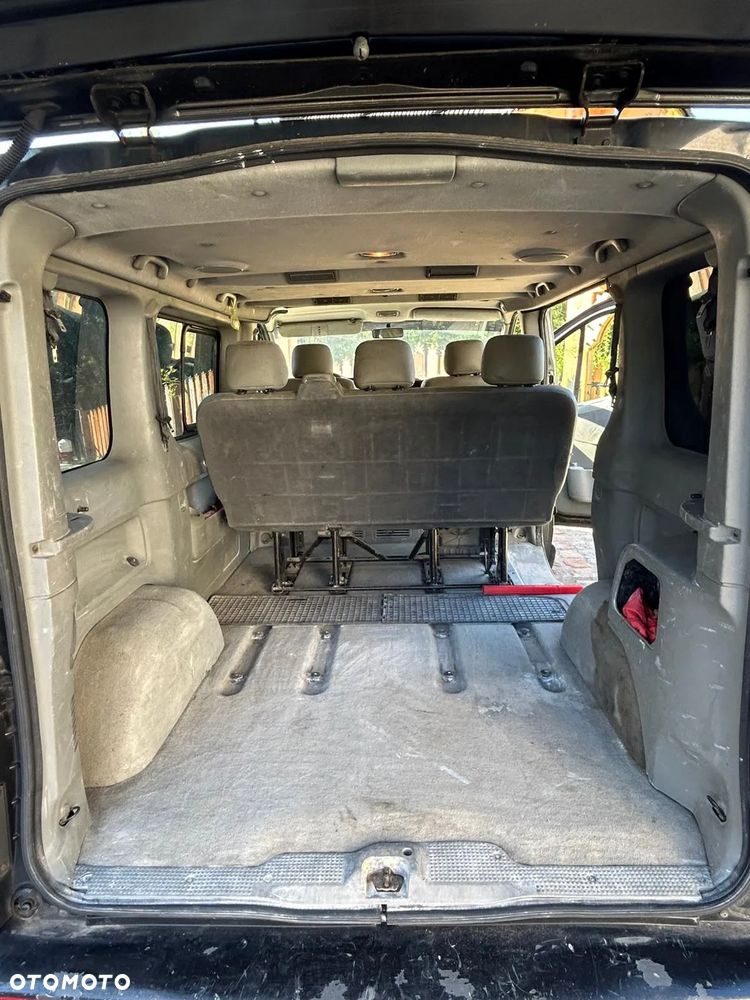 Renault Trafic Passenger - 9