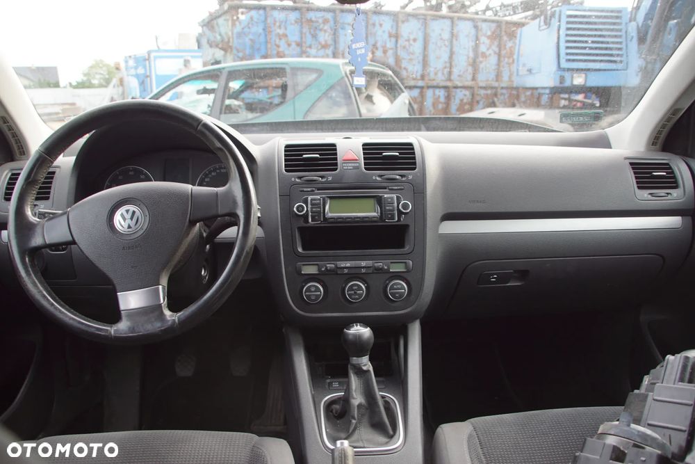 Auto na części - Volkswagen Golf V 1.6 MPI 102 KM BSE JHT LC9X 2008R Silnik Skrzynia Drzwi Zderzak Klapa Lampa Lusterko Klamka Szyba Deska Kokpit Sterownik Moduł Czujnik Licznik Panel Kierownica - 18