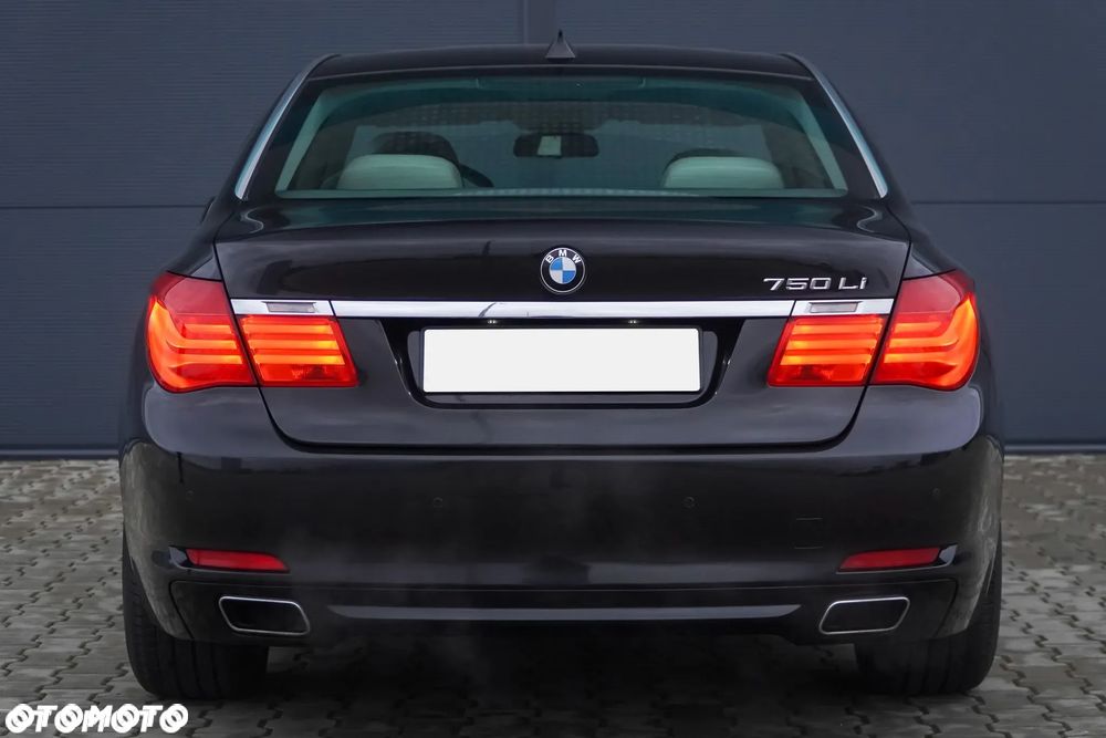 BMW Seria 7 750i L xDrive - 8