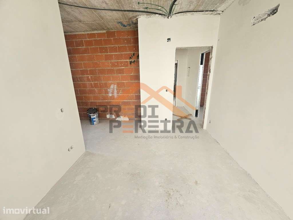 Moradia T4 em fase de construção, situada no Bairro Casal São Sebas... - Grande imagem: 5/28