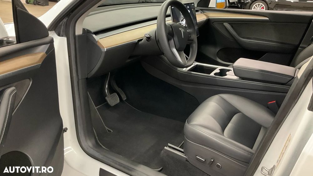 Tesla Model Y Long Range Dual Motor AWD - 9