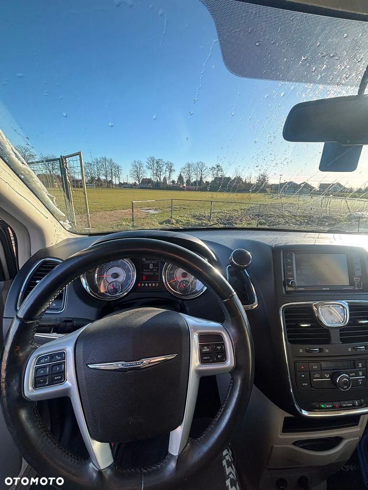 Chrysler Town & Country - 11
