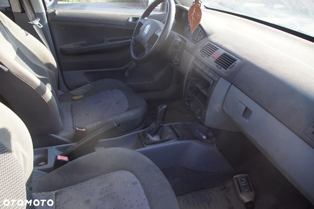 Auto na części - Skoda Fabia I 1.2 12V 64 KM AZQ GSB LF5K 2004R Silnik Skrzynia Błotnik Drzwi Szyba Lampa Lusterko Klapa Maska Deska Kokpit Sterownik Moduł Czujnik Licznik - 14