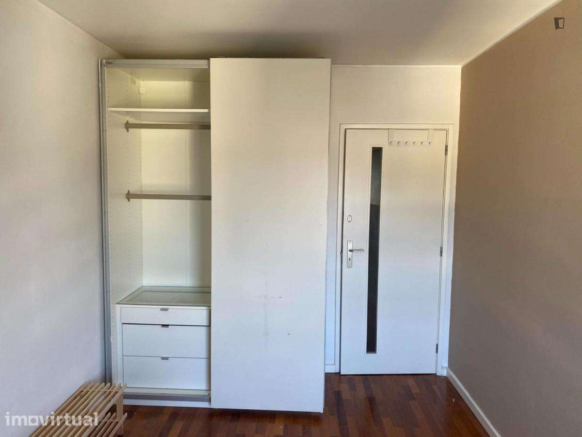 Quarto - localizado em Senhora da Hora Porto - Grande imagem: 2/28