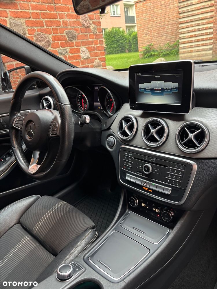 Mercedes-Benz CLA 180 7G-DCT AMG Line - 22