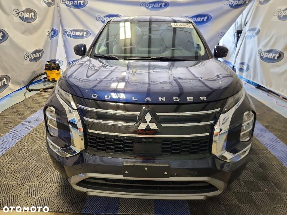 Mitsubishi Outlander - 2