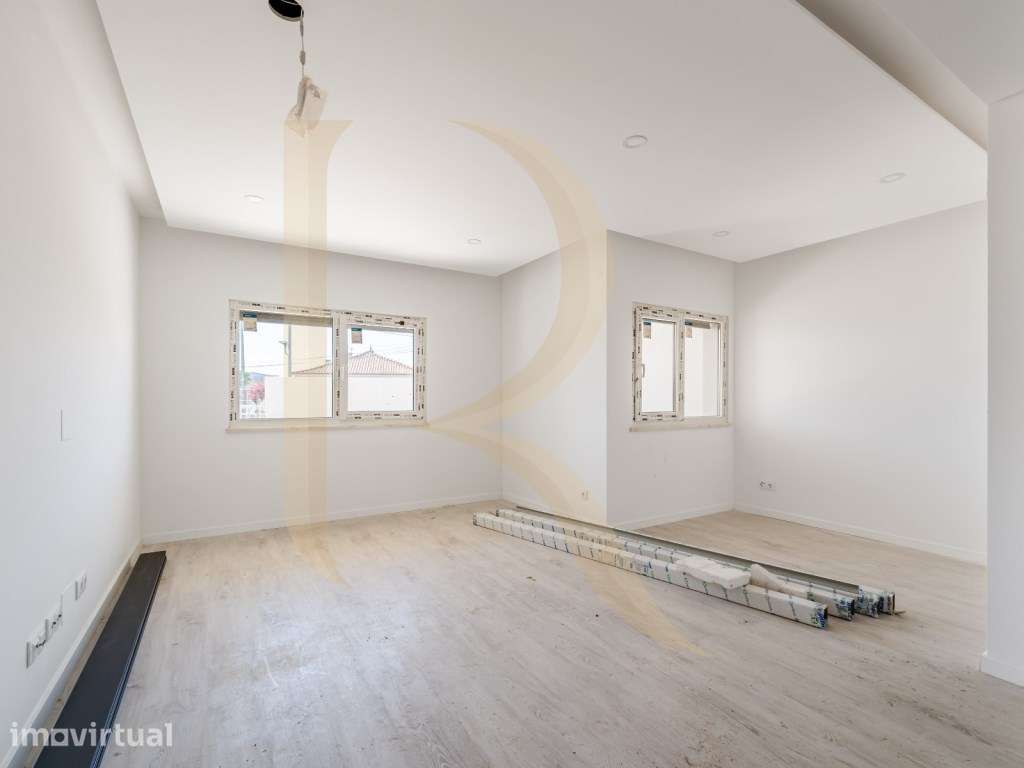 Apartamento T3 duplex com parqueamento e arrecadação com condomínio... - Grande imagem: 4/19