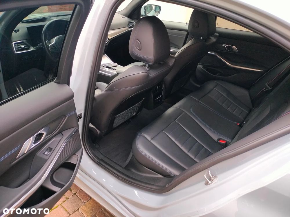 BMW Seria 3 330e M Sport - 16