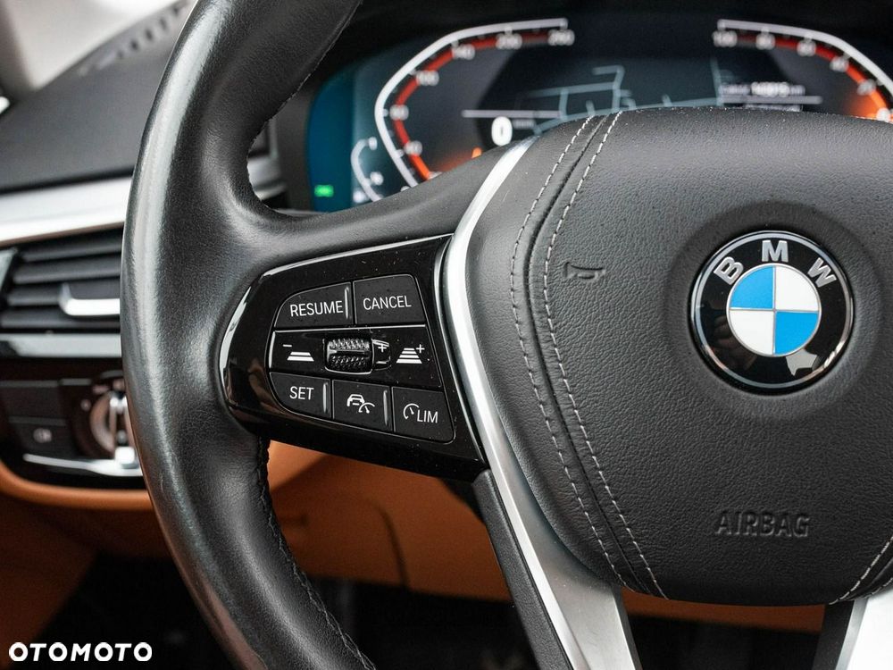 BMW Seria 5 520i mHEV - 14