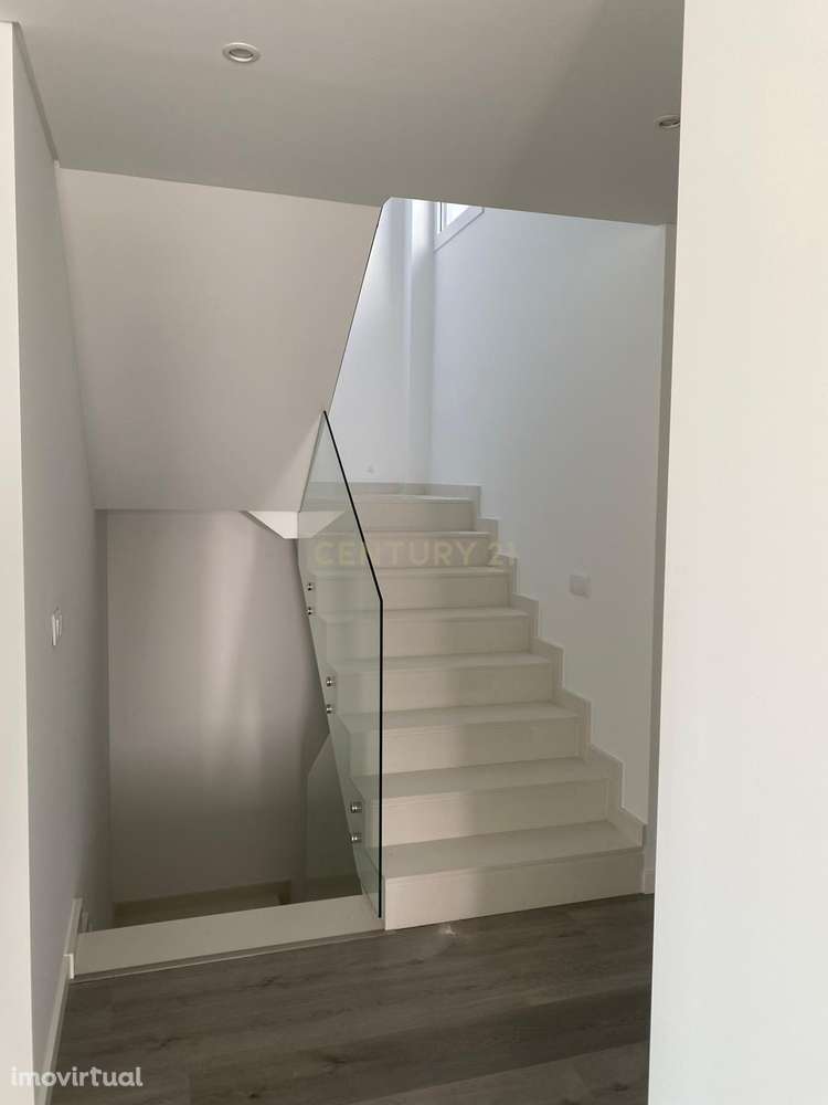 Moradia Nova Isolada em Corroios - 5 divisões 3 Quartos e 3 Casas de B - Grande imagem: 5/9