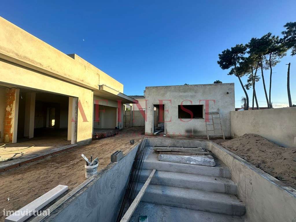 MORADIA T5 COM 5 SUITES COM PISCINA AQUECIDA, PISO RADIANTE E ACABA... - Grande imagem: 3/26