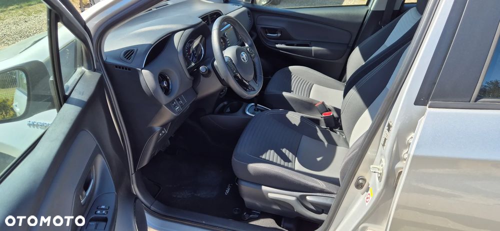 Toyota Yaris Hybrid 100 Active - 17