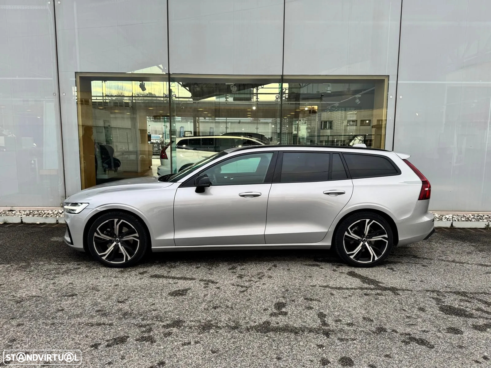 Volvo V60 2.0 B4 Plus Dark Auto - 11