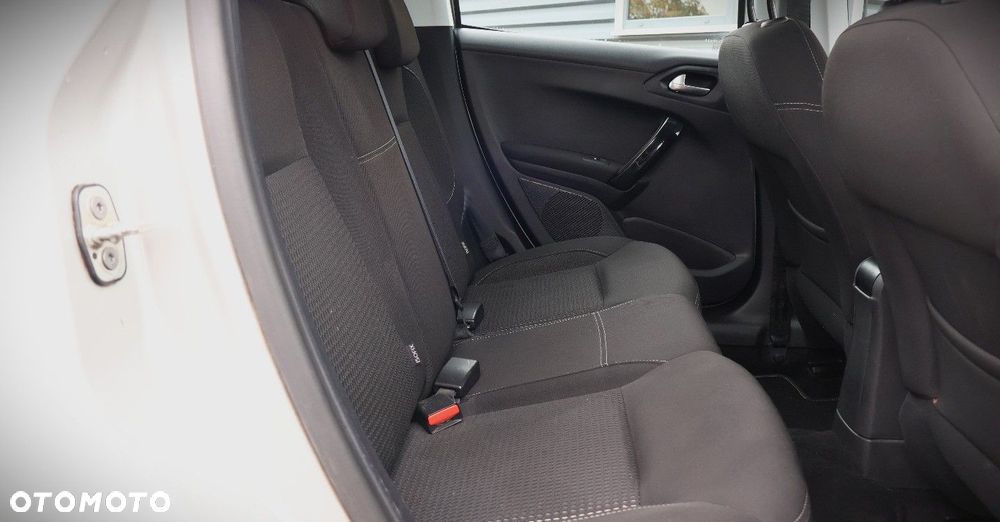 Peugeot 208 - 17