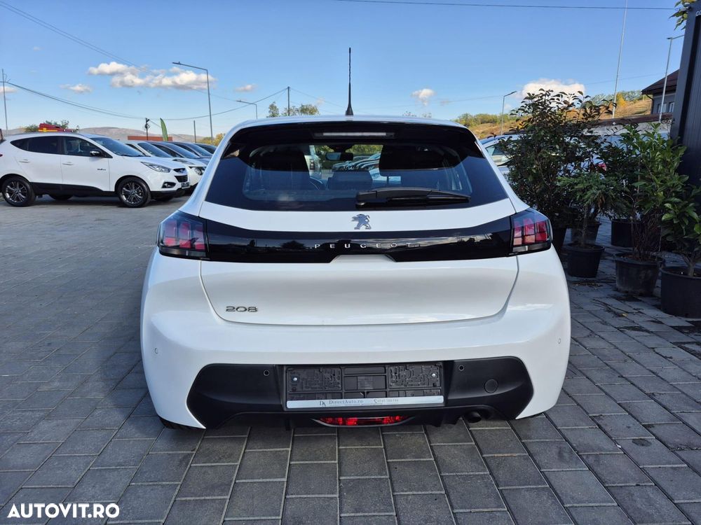 Peugeot 208 - 8