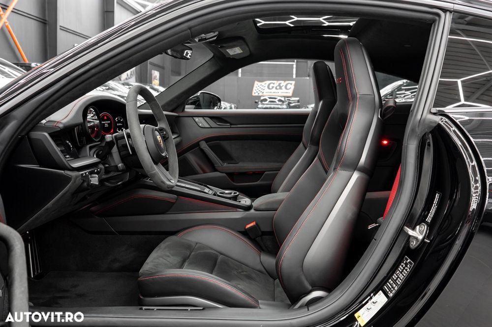 Porsche 911 Carrera 4 GTS PDK - 14