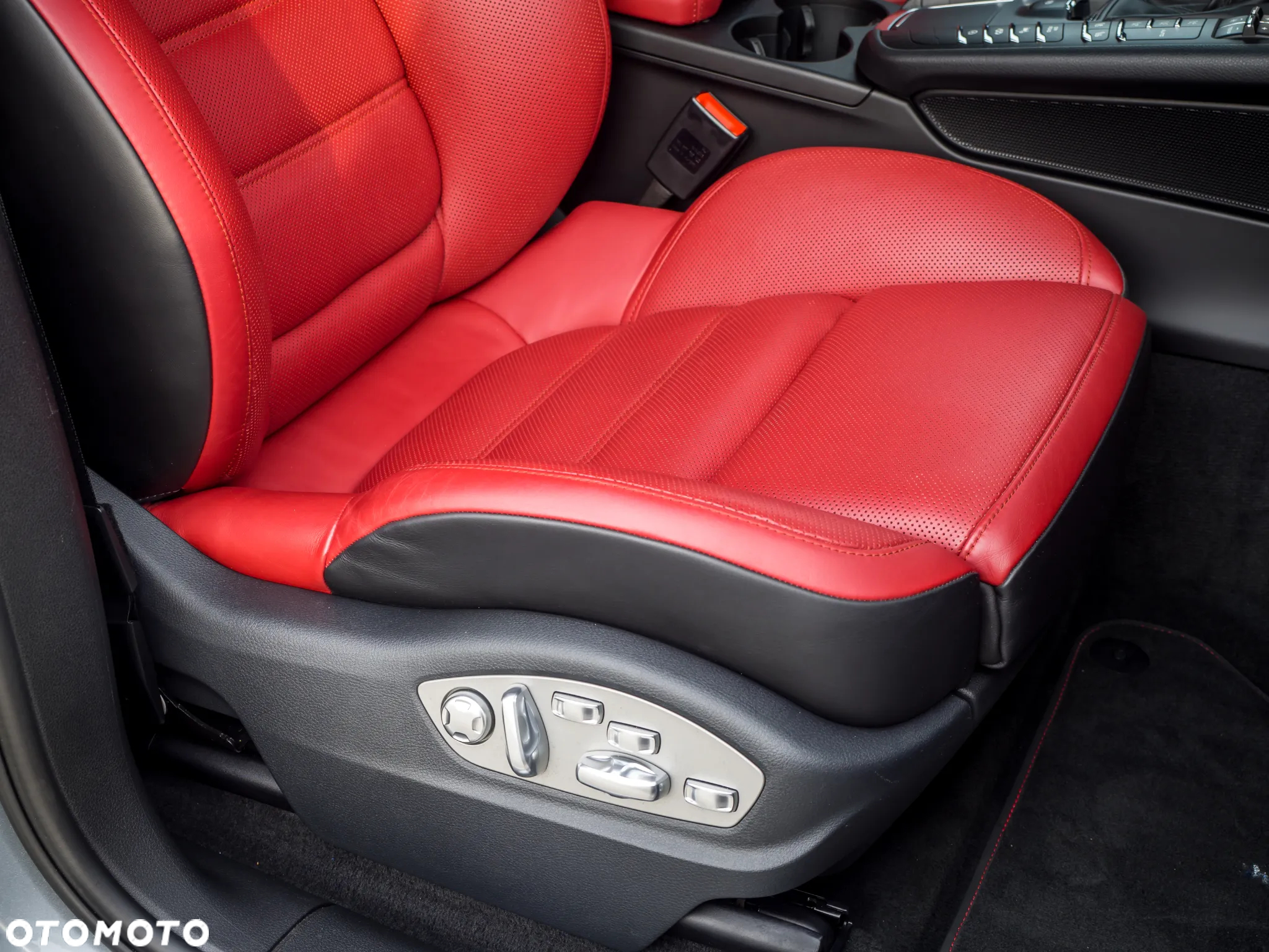 Porsche Macan Turbo - 35