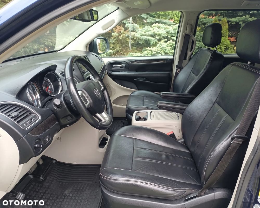 Chrysler Town & Country - 14