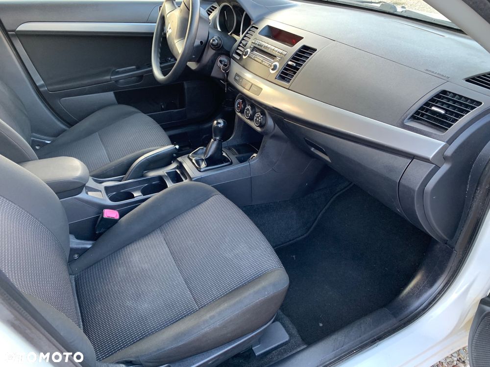 Mitsubishi Lancer 1.5 - 17