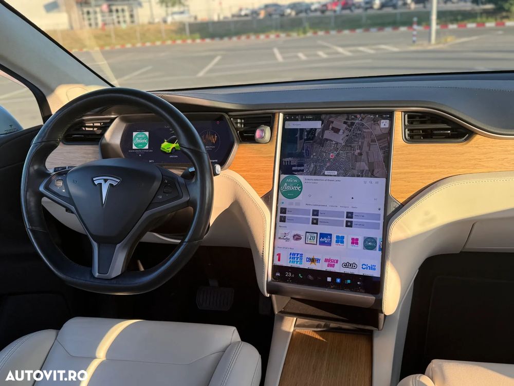 Tesla Model X - 13