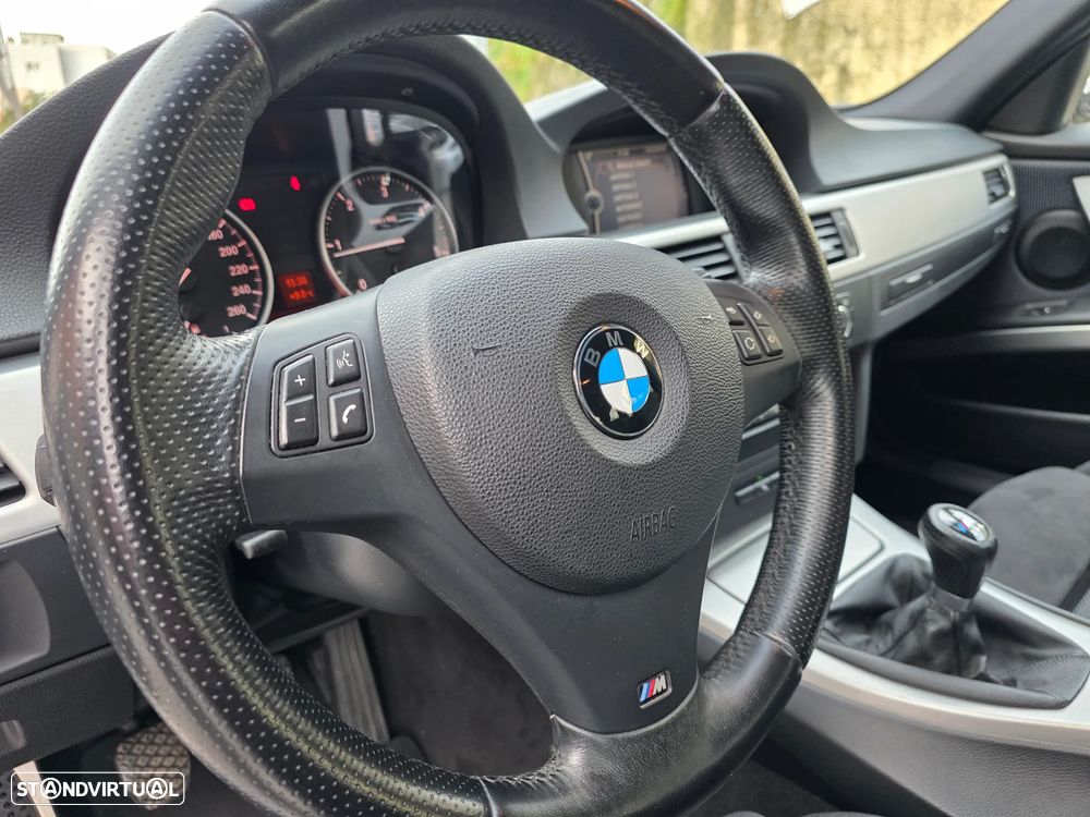 BMW 320 d Pack M - 12