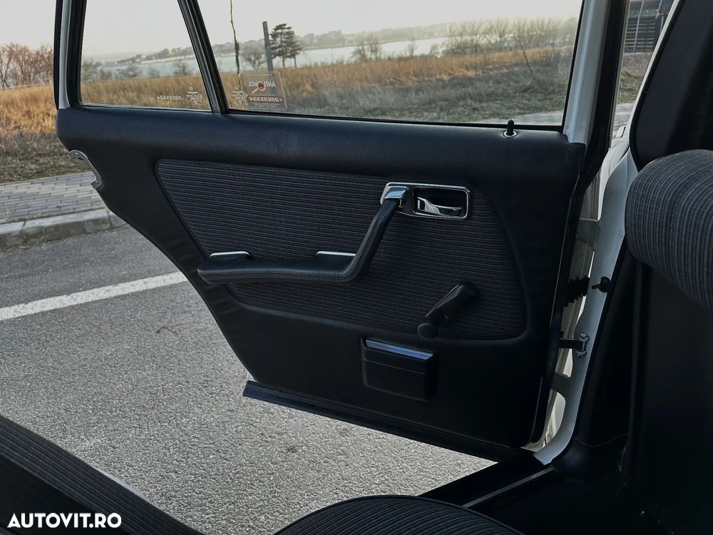 Mercedes-Benz W123 - 24