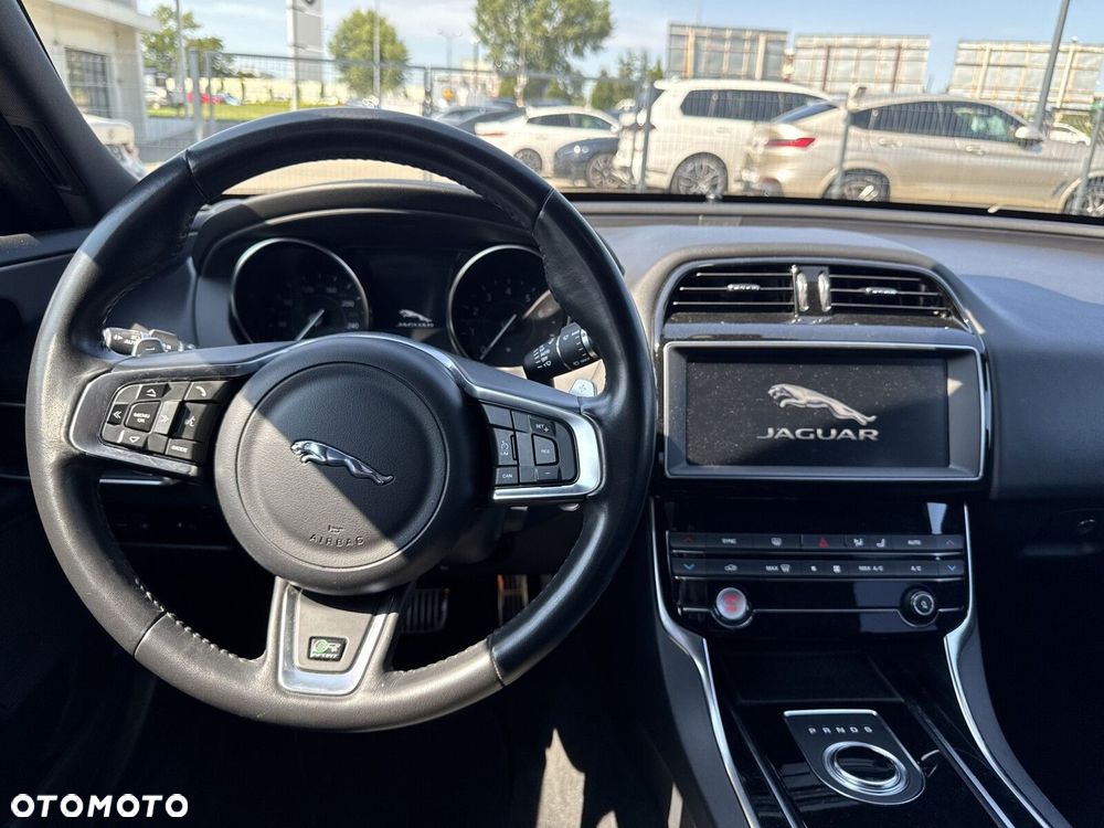 Jaguar XE - 15