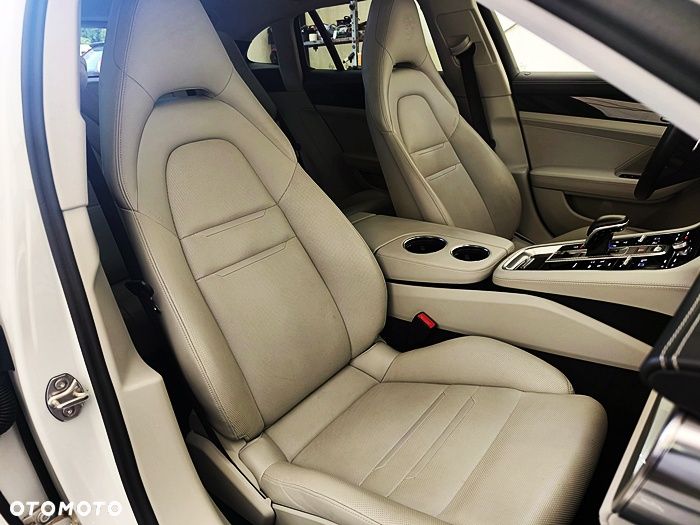 Porsche Panamera 4 E-Hybrid - 38