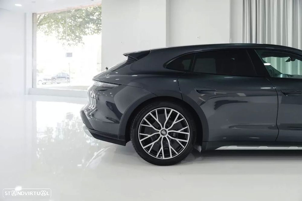 Porsche Taycan Cross Turismo 4 - 21
