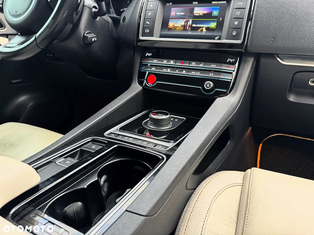 Jaguar F-Pace - 12
