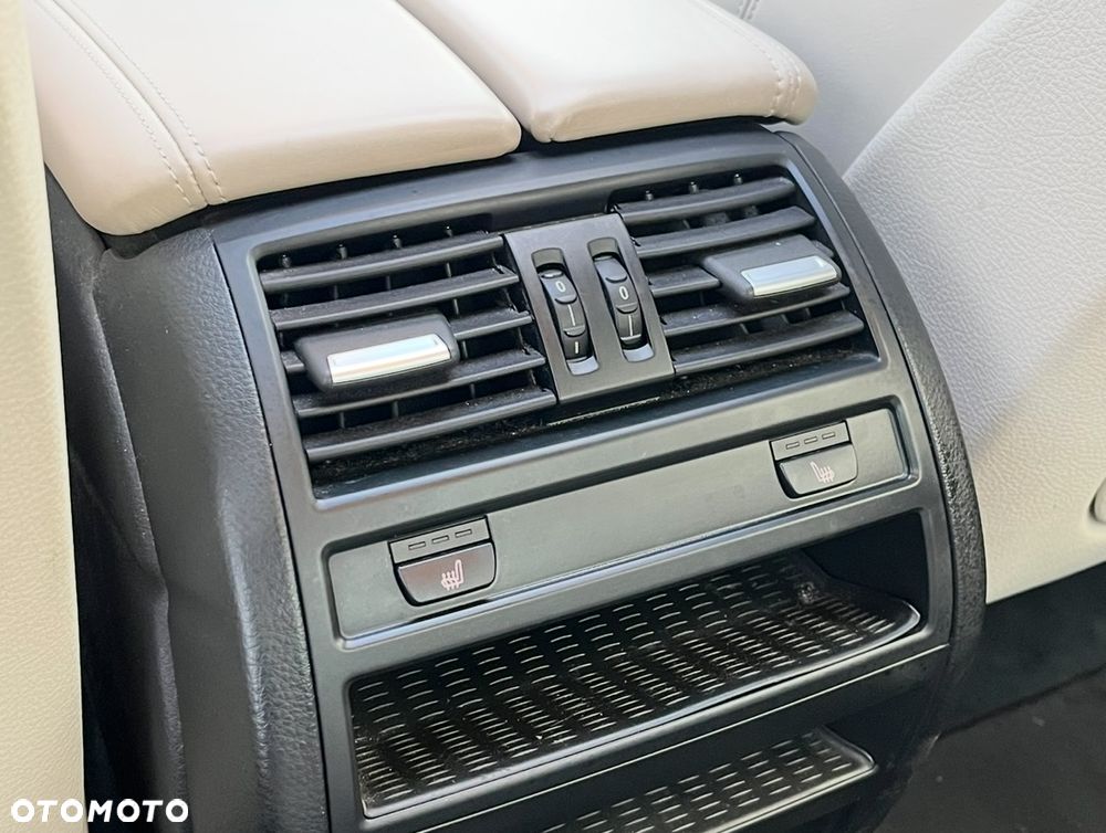 BMW Seria 5 528i xDrive Luxury Line - 10