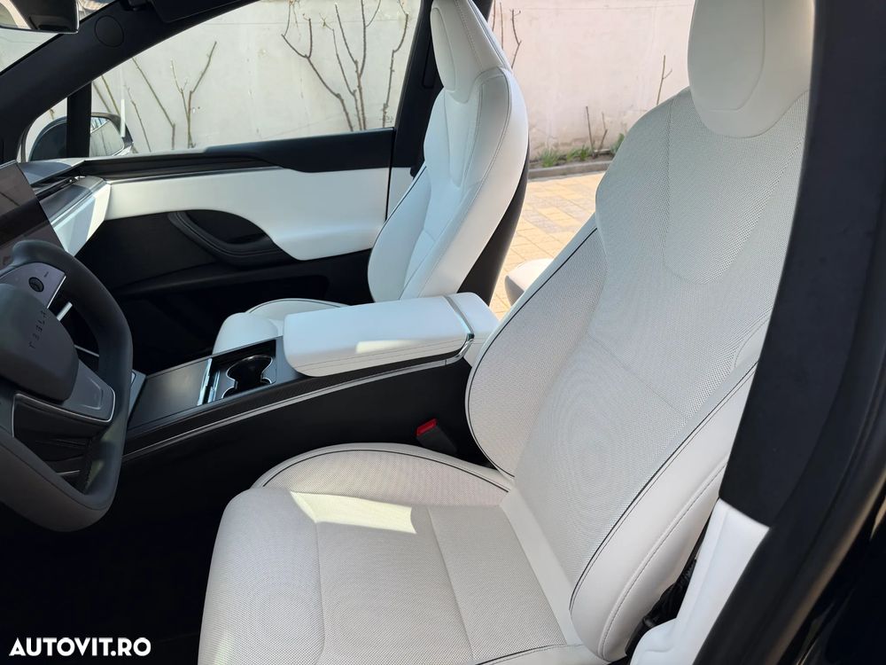 Tesla Model X - 17