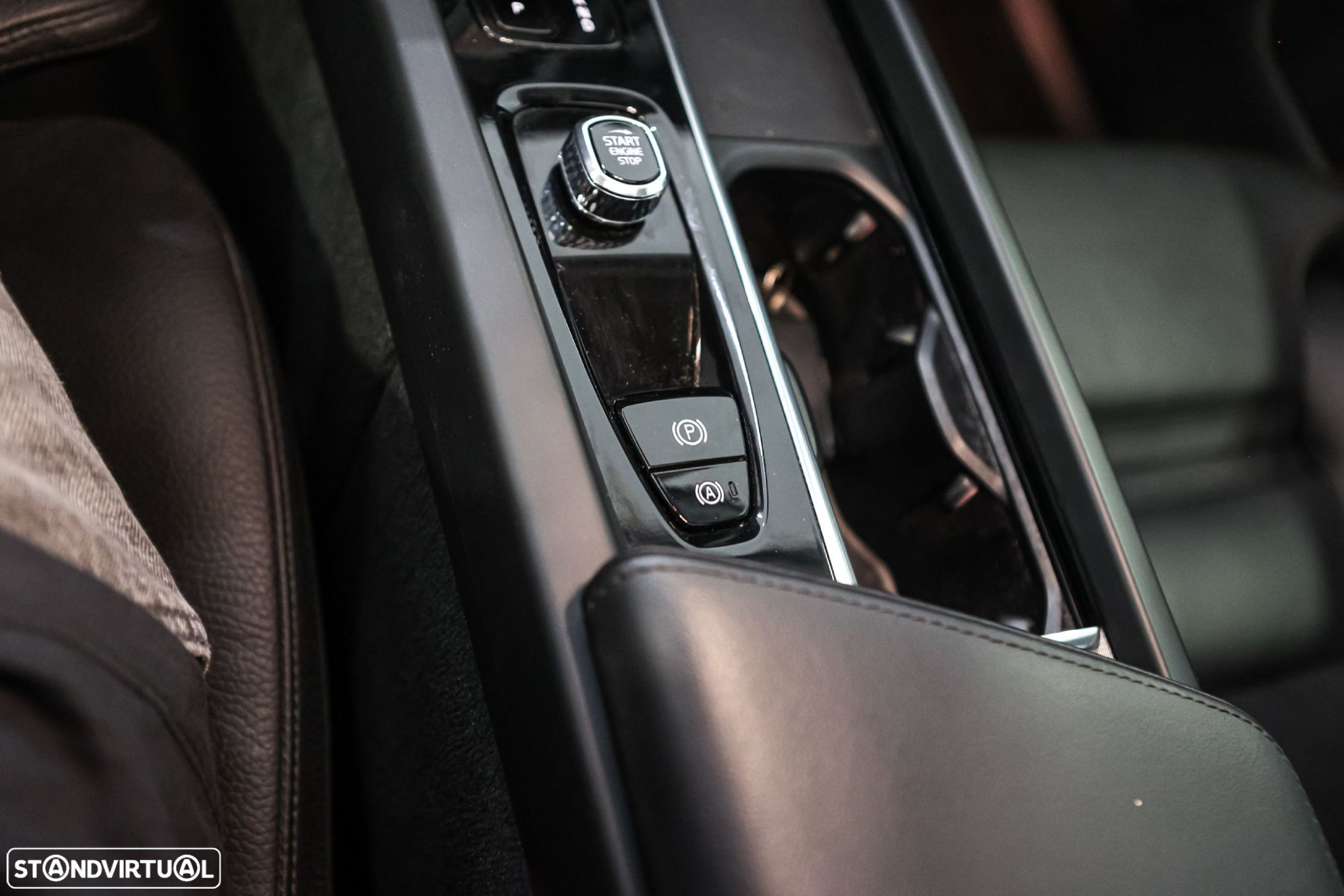 Volvo XC 60 2.0 B4 Plus Dark - 26