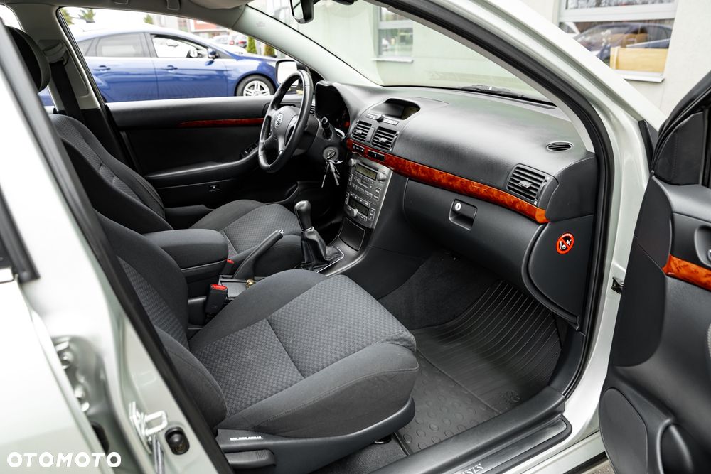 Toyota Avensis 1.8 VVT-i Executive - 22