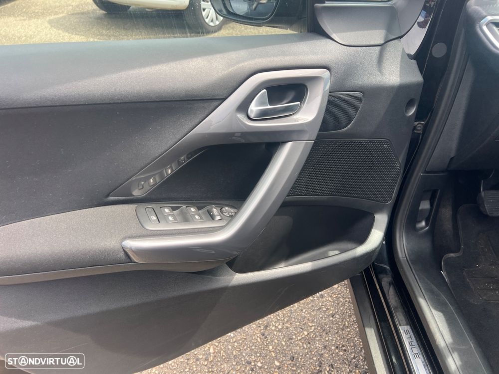 Peugeot 2008 1.2 PureTech Style - 21