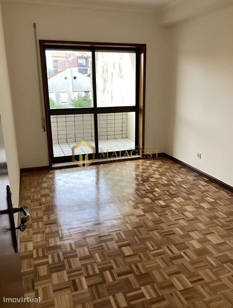 T2 muito luminoso com varanda, garagem e localização central - Grande imagem: 5/13