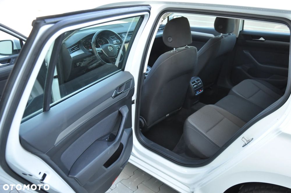 Volkswagen Passat 2.0 TDI SCR Comfortline - 17