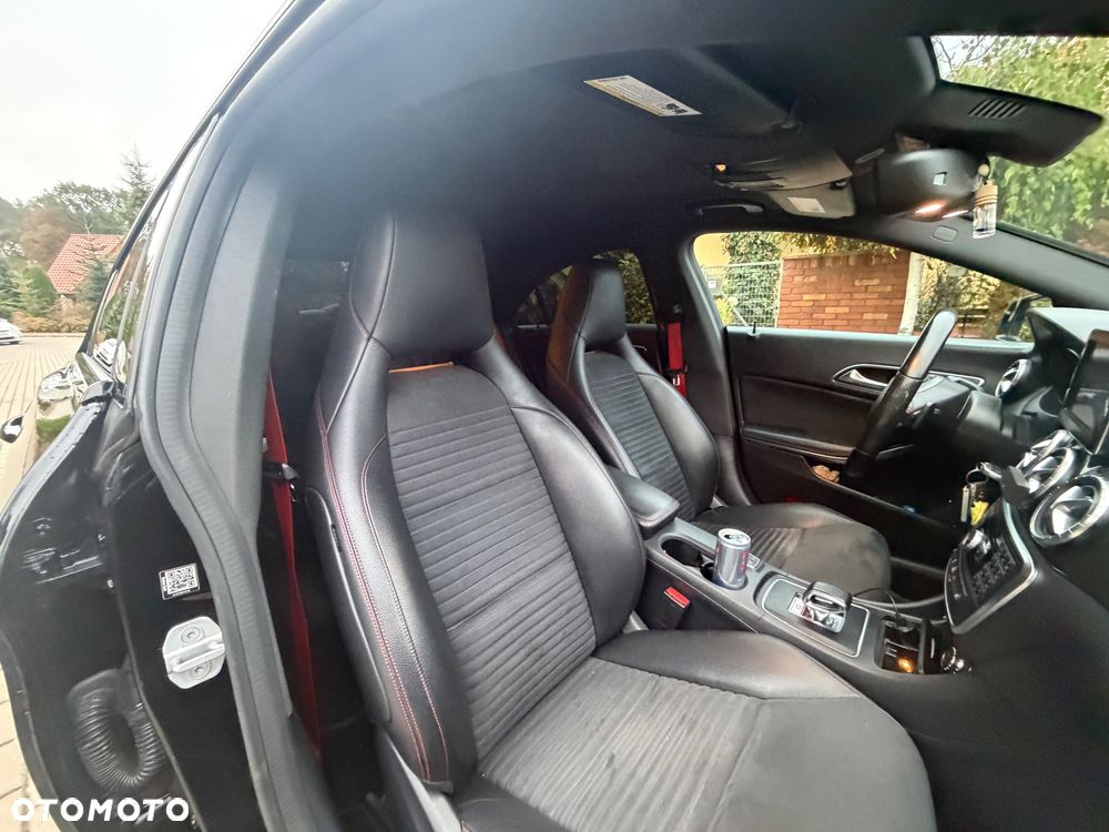 Mercedes-Benz CLA 45 AMG 4Matic 7G-DCT - 32