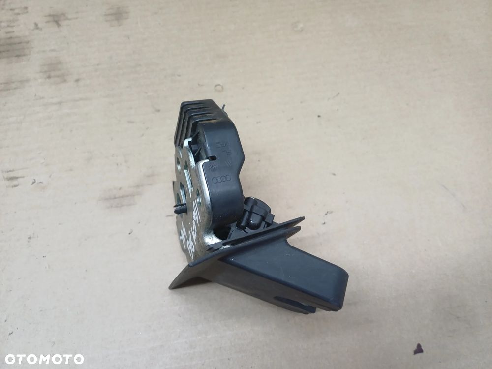Audi A4 B8 kombi zamek klapy tył 8K9827505A - 3