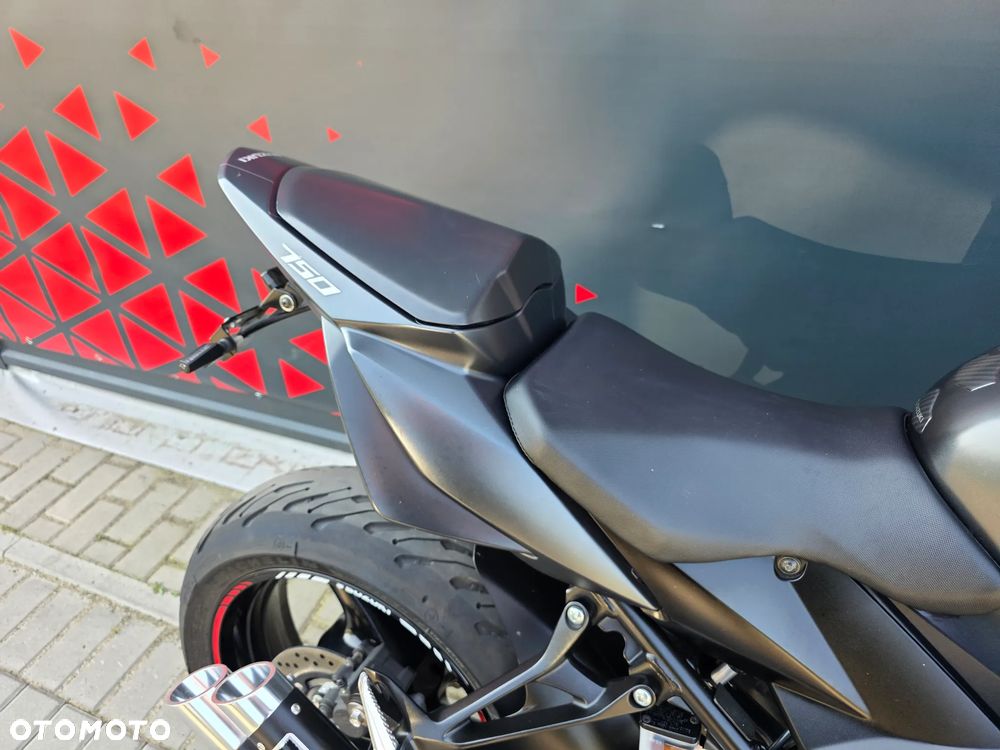 Suzuki GSR - 24